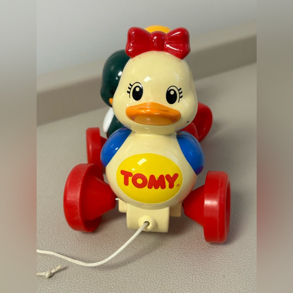 Vintage Tomy Quack along Ducks Mommy & Baby Ducks Pull Along String